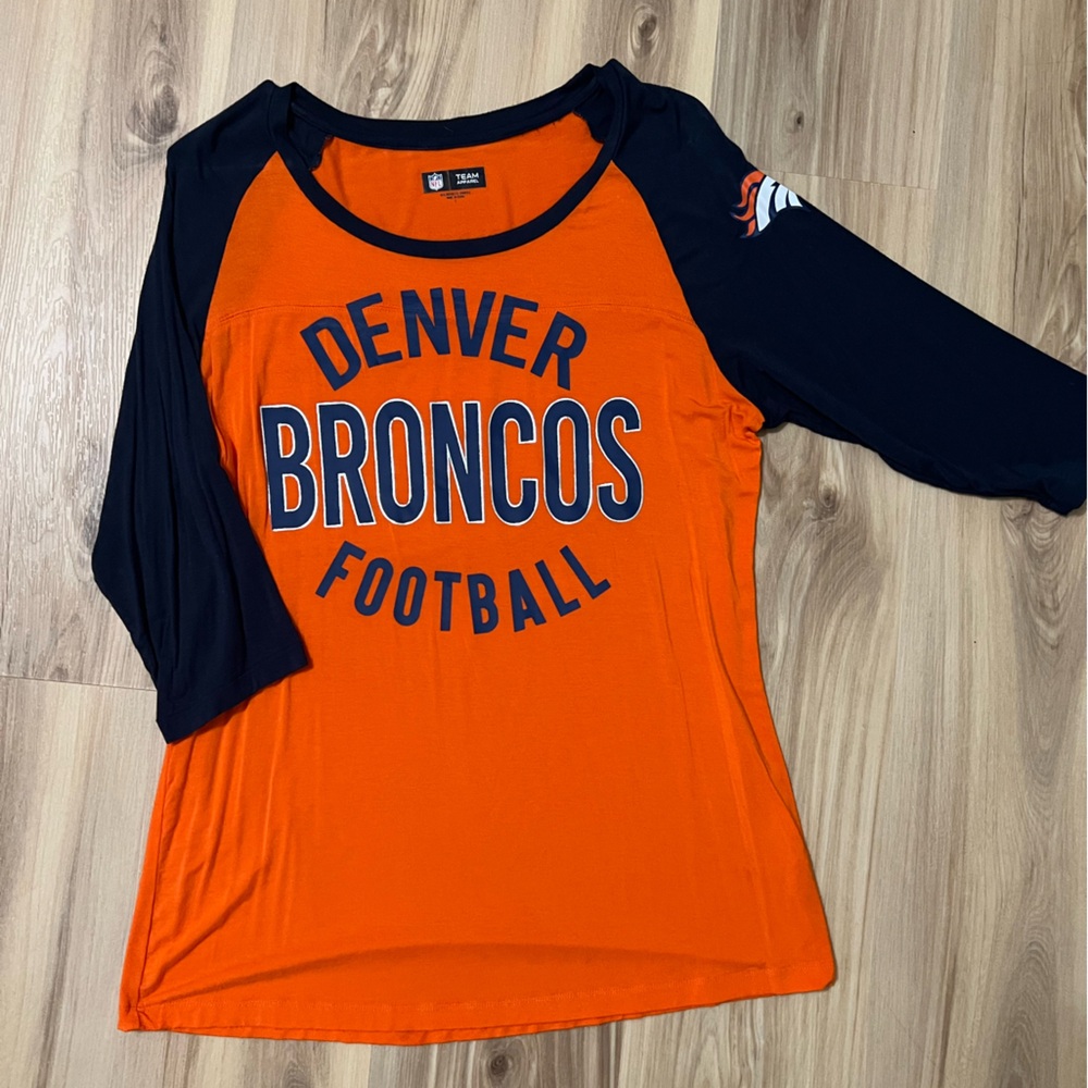 Women’s bronco tee